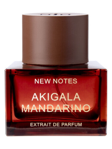 NEW NOTES Akigala Mandarino extrait de parfum bottle with orange slice and rosemary on rustic background